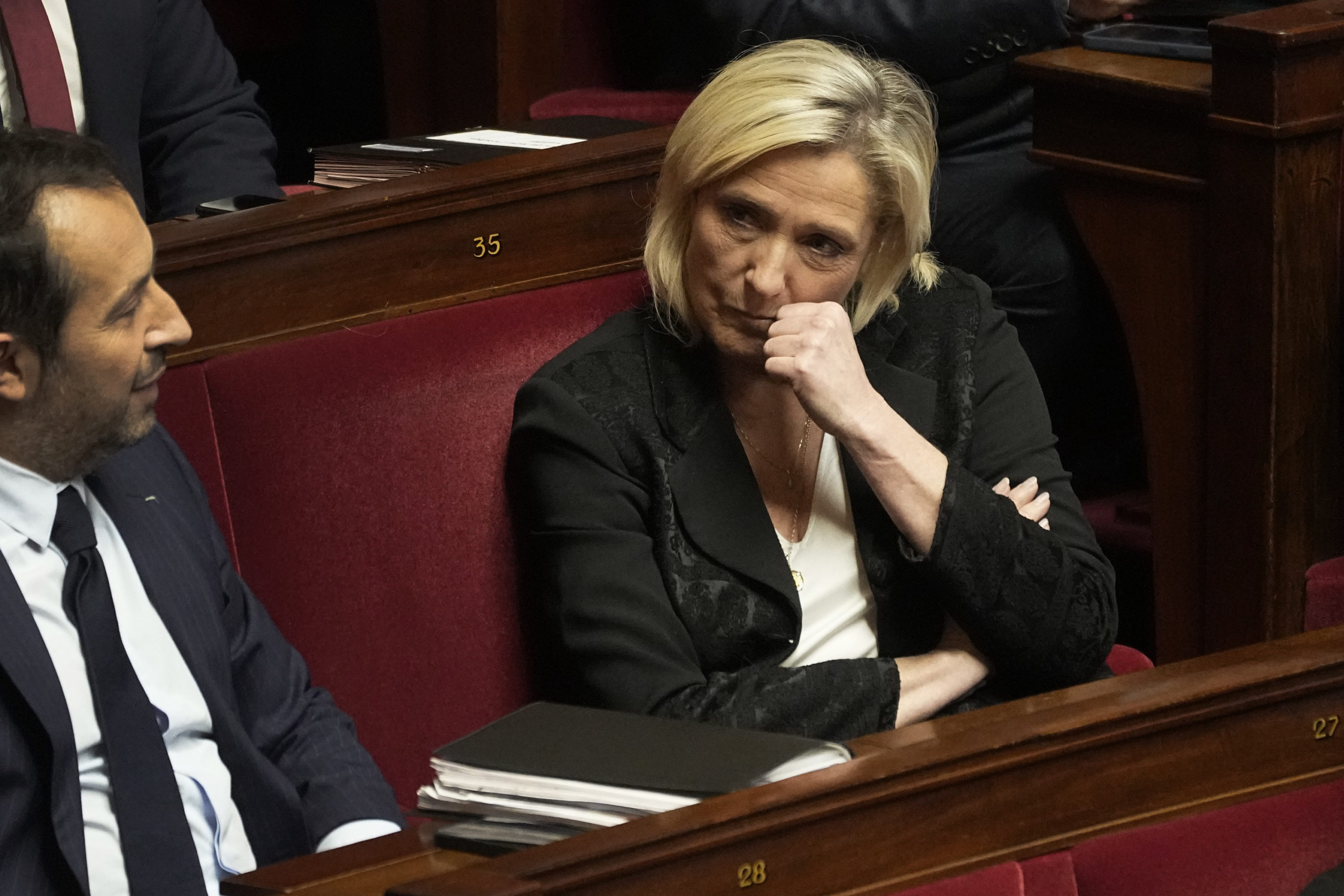 Macron og høyresiden i Frankrike enige om en strengere innvandrings&shy;lov&nbsp;<span>(+)</span>