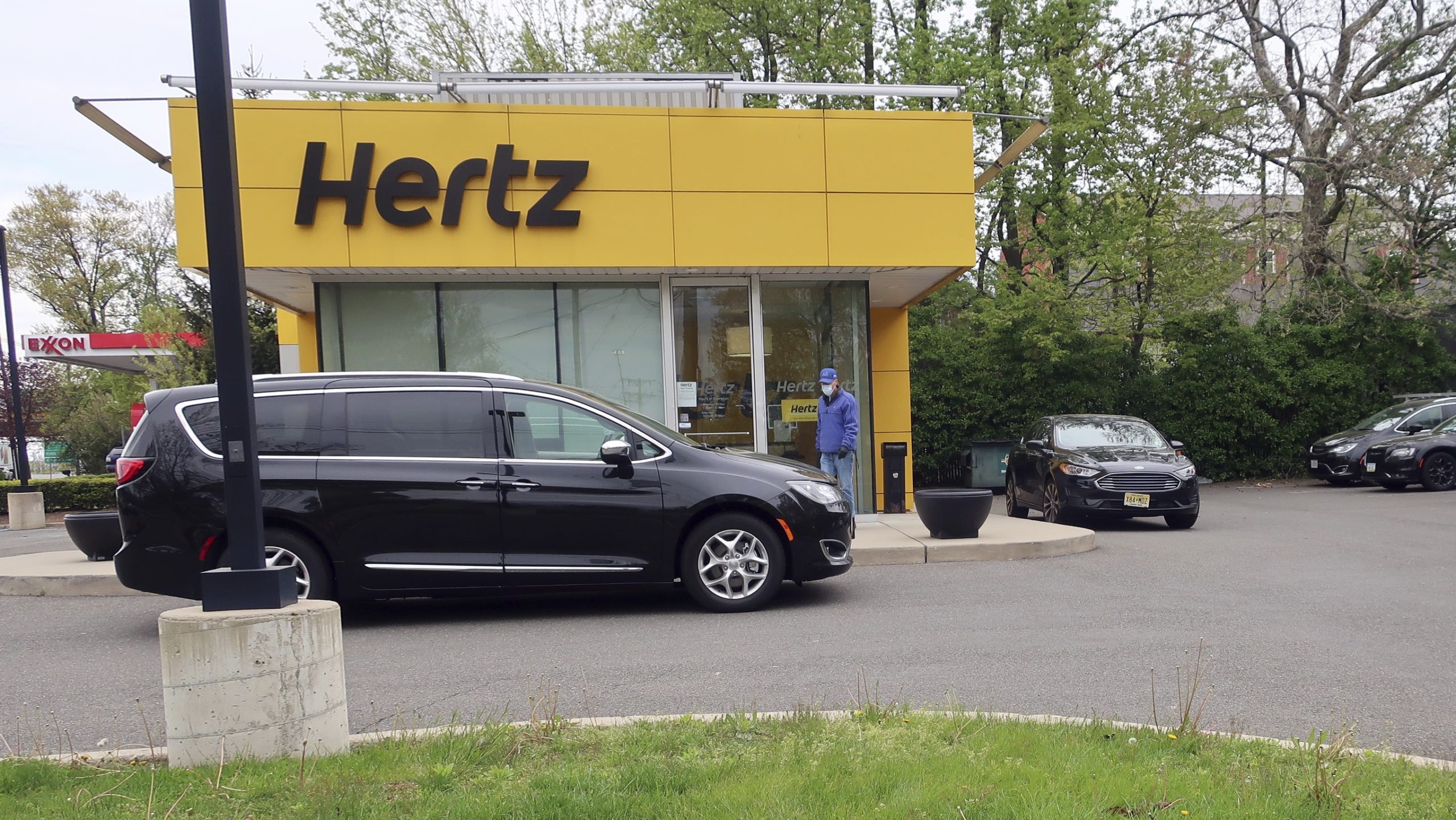 Hertz selger tusenvis av elbiler, kjøper bensin&shy;drevne i stedet&nbsp;<span>(+)</span>