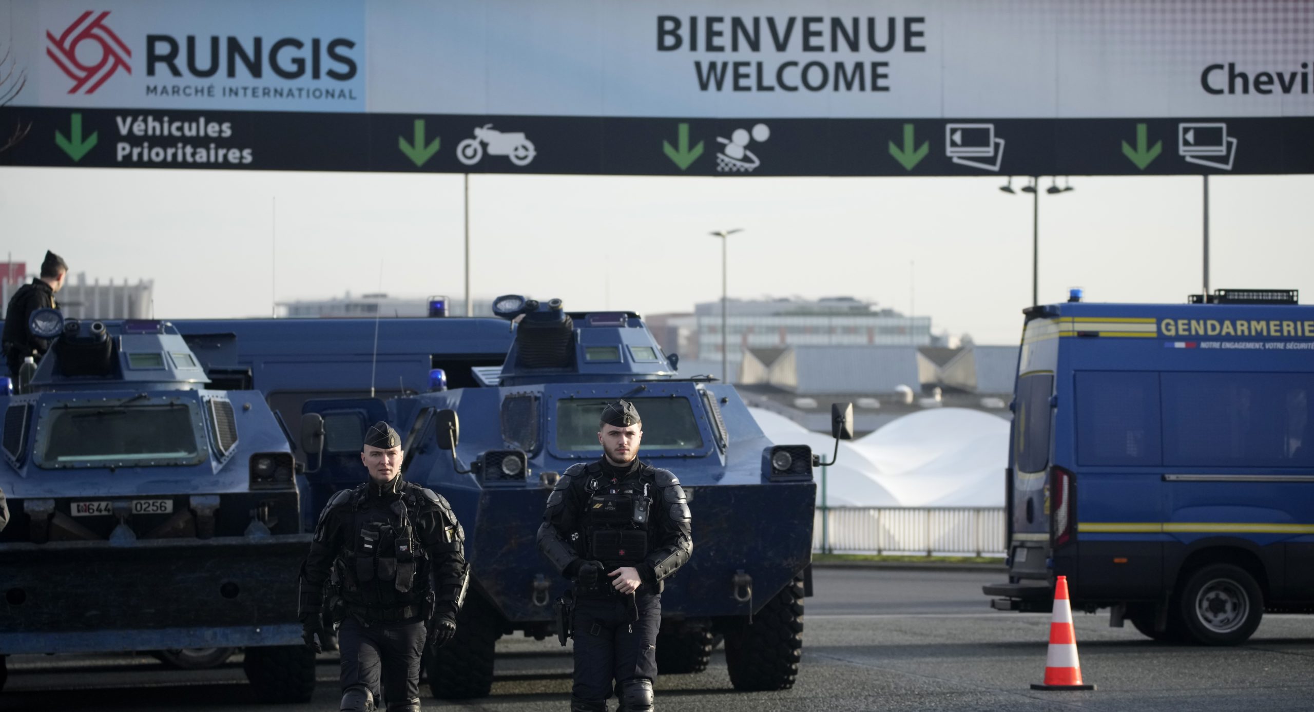 Fransk politi hindrer bønder i å blokkere engros­marked utenfor Paris&nbsp;<span>(+)</span>