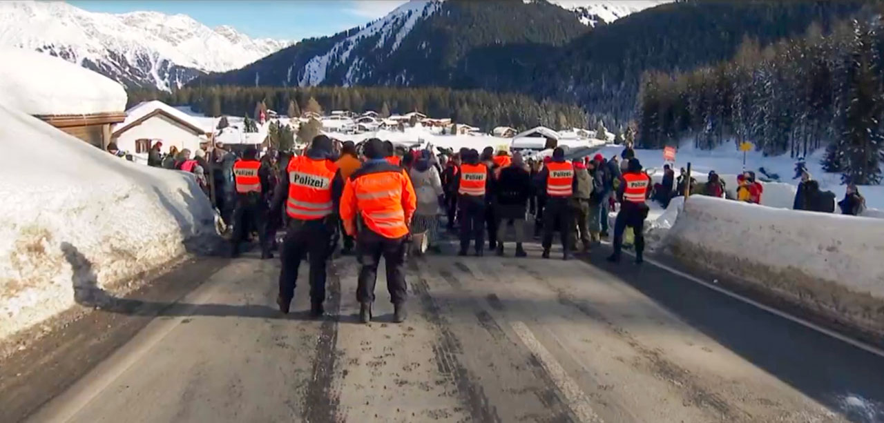 Anti-WEF-demonstranter forårsaket 18 kilometers trafikkork utenfor Davos&nbsp;<span>(+)</span>
