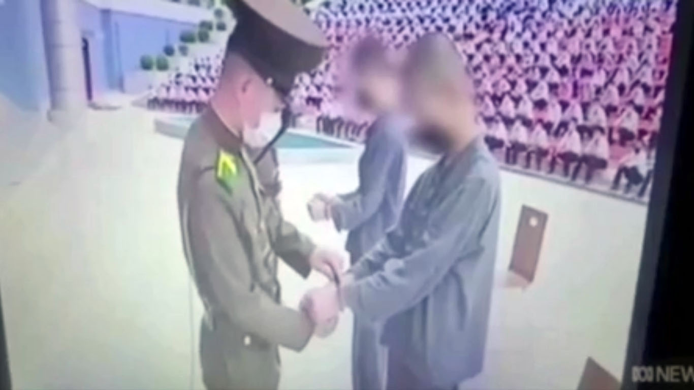 Nord-Korea: Video viser ten&shy;åringer dømmes til 12 års straff&shy;arbeid for å se syd&shy;koreansk TV&nbsp;<span>(+)</span>