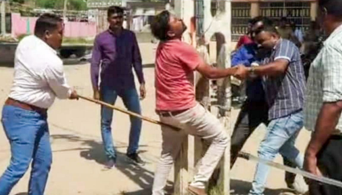 Sin egen medisin: Indisk politi straffet stein&shy;kastende muslimske menn med offentlig pisking&nbsp;<span>(+)</span>