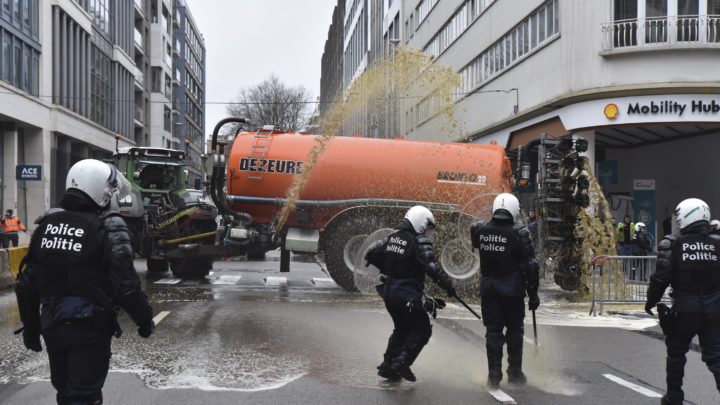 Bøndene protesterer igjen ved EU-hoved­kvarteret i Brussel&nbsp;<span>(+)</span>