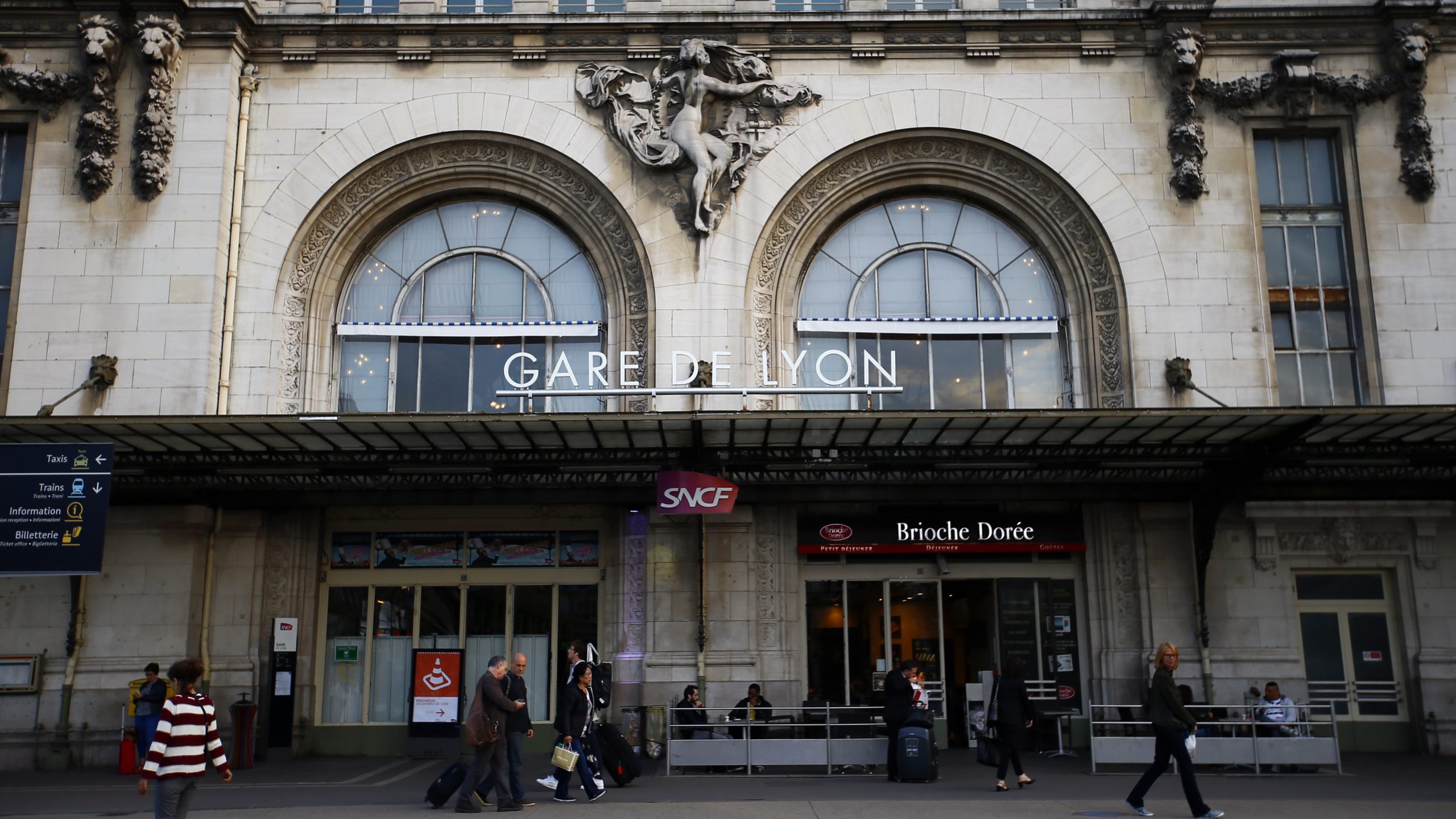 Tiktok-kanal antyder mulig motiv for kniv­mannen i Paris&nbsp;<span>(+)</span>
