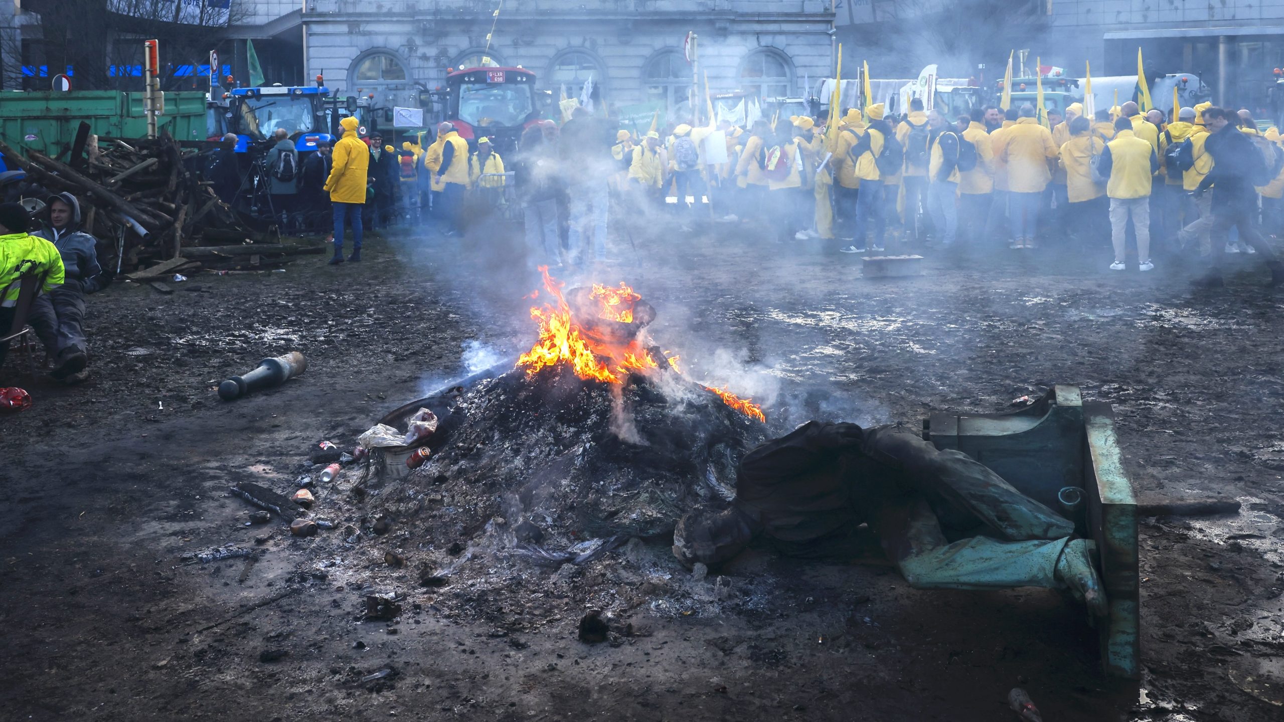 Bønder rev ned statue rett ved EU-parlamentet&nbsp;<span>(+)</span>
