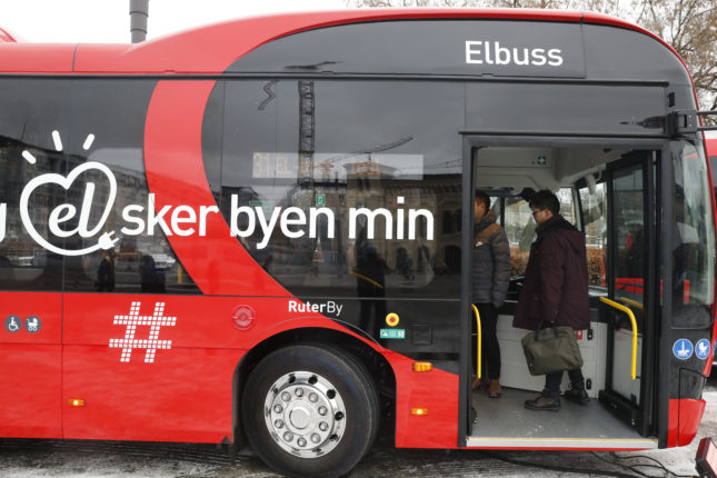 Oslo: Bussene sliter med å komme seg opp veiene i Holmenkollen&nbsp;<span>(+)</span>