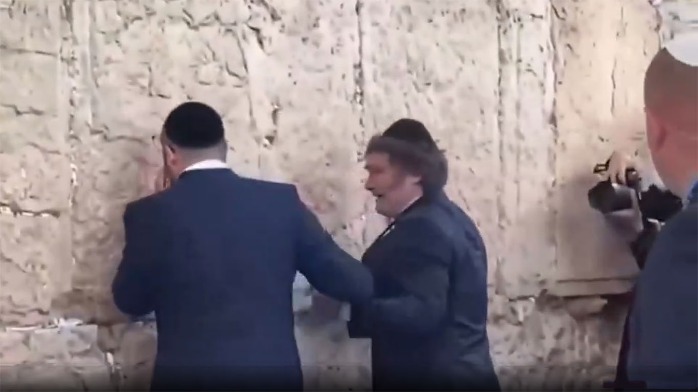 Argentinas president Milei rørt til tårer da han besøkte Klage&shy;muren i Jerusalem&nbsp;<span>(+)</span>