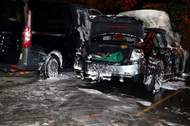 Stor bilbrann på Helsfyr i Oslo, årsak uavklart&nbsp;<span>(+)</span>