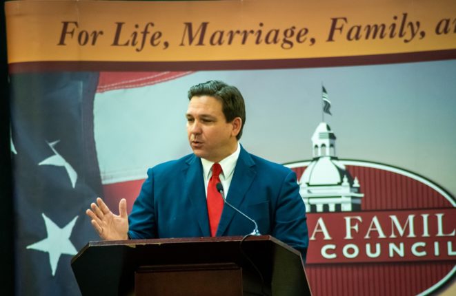Ron DeSantis godkjenner lov som begrenser unges adgang til sosiale medier&nbsp;<span>(+)</span>