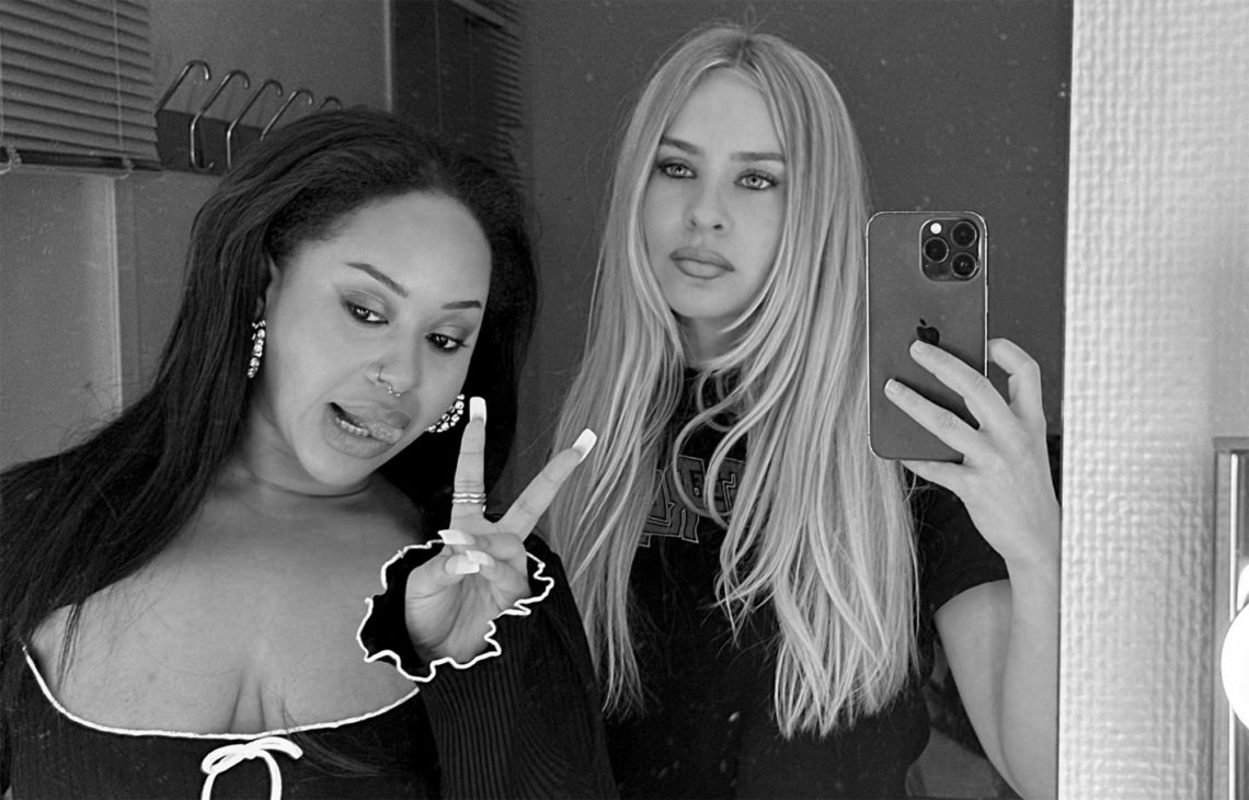 Fetisha Williams og venninne med relativt hvit hudfarge.