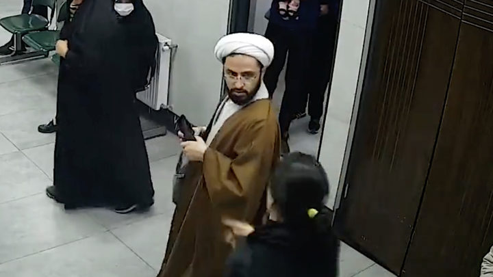 Iransk kvinne uten hijab konfronterte mulla som filmet henne&nbsp;<span>(+)</span>