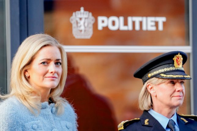 Høyre og SV vil vurdere legeattest for å få våpentillatelse&nbsp;<span>(+)</span>