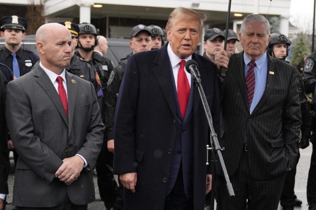 Trump besøker enken til en drept politimann, Biden omgås de rike&nbsp;<span>(+)</span>