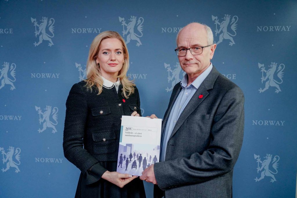 Justis- og beredskapsminister Emilie Enger Mehl og leder for Voldtektsutvalget, kommuneoverlege Ole Henrik Augestad.