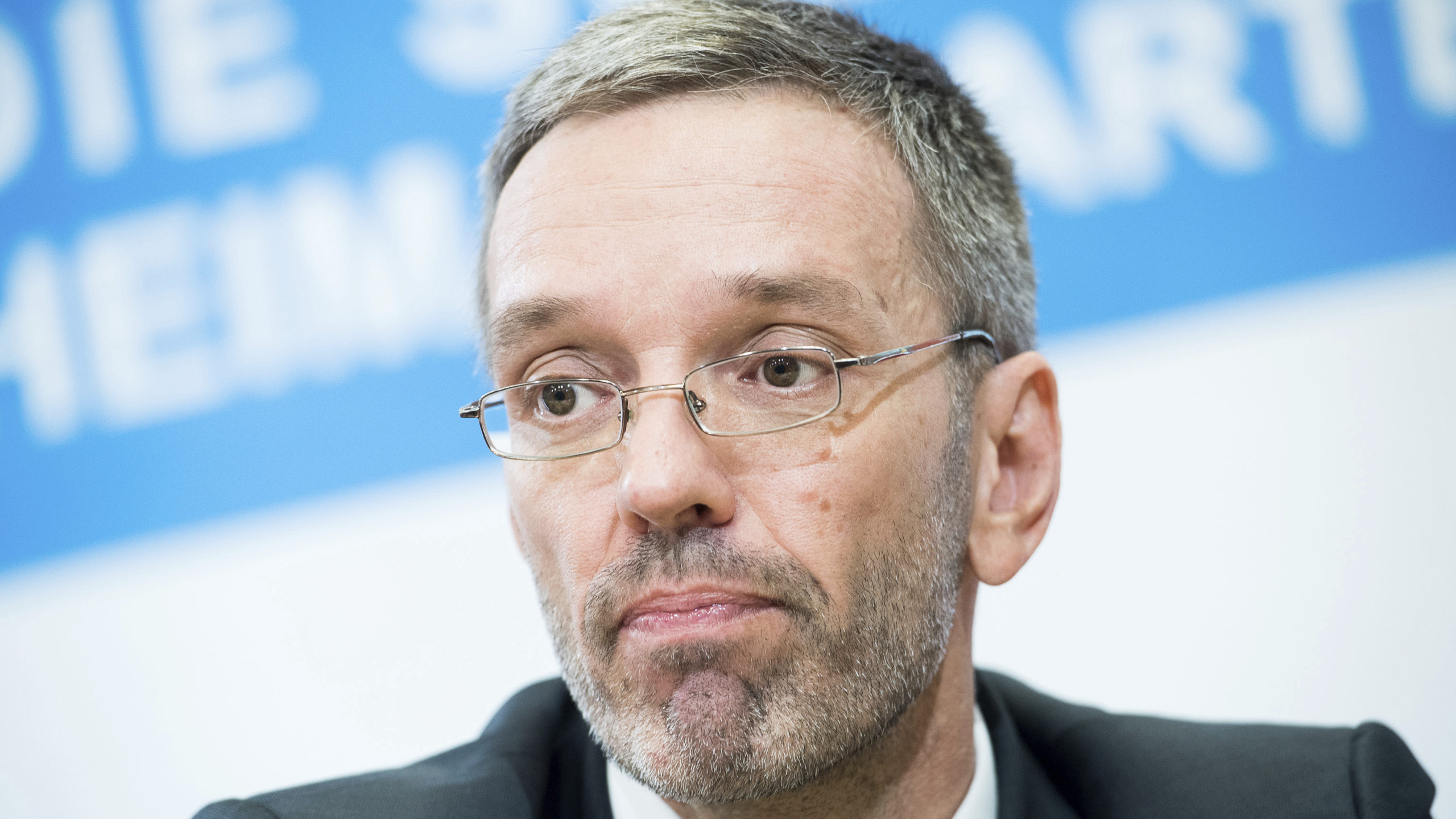 Австрийские политики. Министр внутренних дел австрии. Себастьян курц австрия. Херберт кикль. Австрийский журналист.