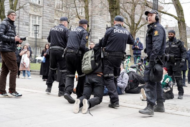 Politiet grep inn: Palestina-aktivister lempet vekk fra Norges Bank&nbsp;<span>(+)</span>