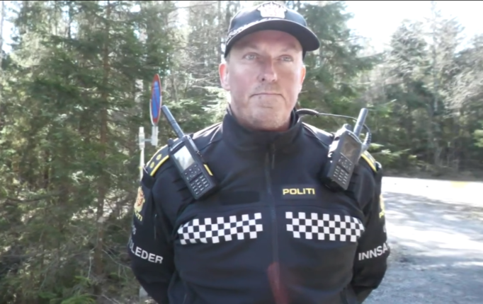 Død person funnet i utbrent bil på Romerike