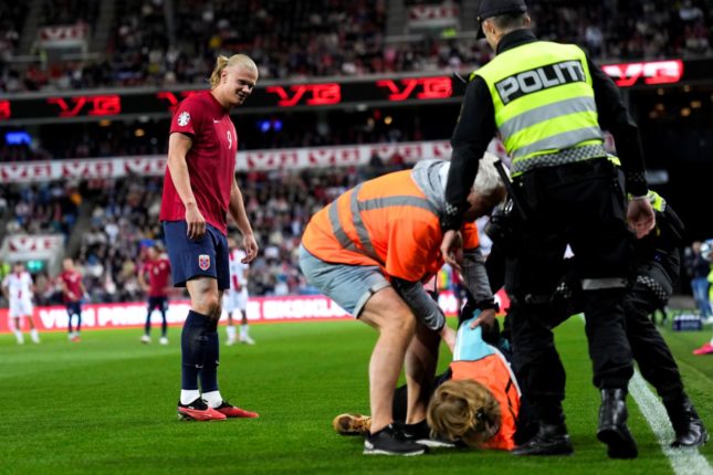 Klimaaktivister stormet landskamp på Ullevaal – må betale 28.000 kroner&nbsp;<span>(+)</span>