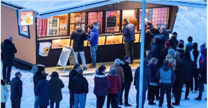 Stengt tradisjonsrik pølsekiosk åpnet i kun en dag – endeløse køer&nbsp;<span>(+)</span>
