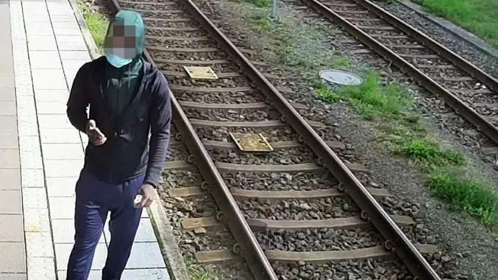 72-åringen slapp morderen inn