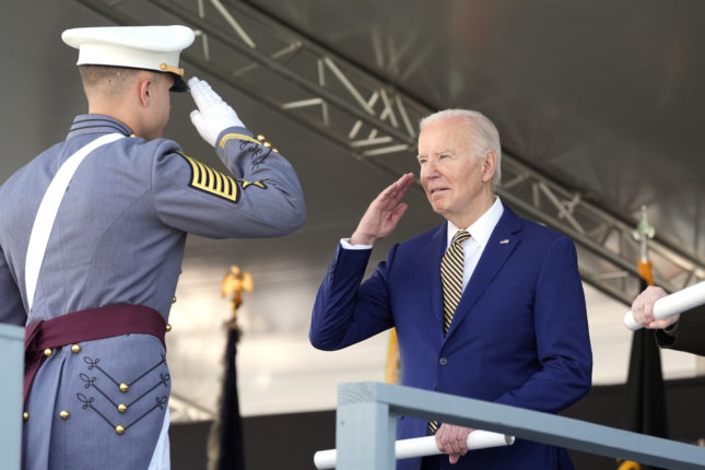 Biden dummer seg ut på West Point, ikke spor av det i NTB