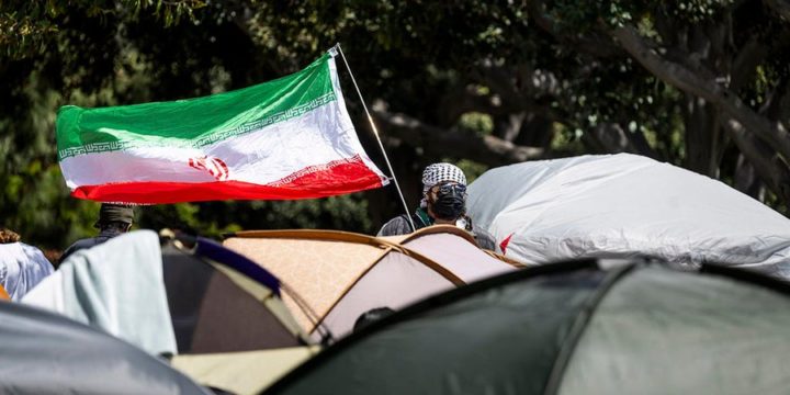 Iran tilbyr stipendier, ut&shy;dannelse og bolig til protesterende studenter: – Det er vårt folk&nbsp;<span>(+)</span>