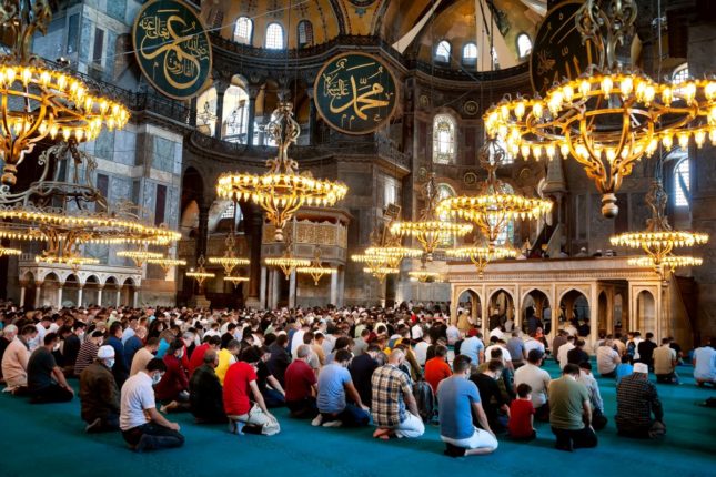 Abid Raja feirer fredagsbønn i den «historiske moskeen» Hagia Sophia&nbsp;<span>(+)</span>