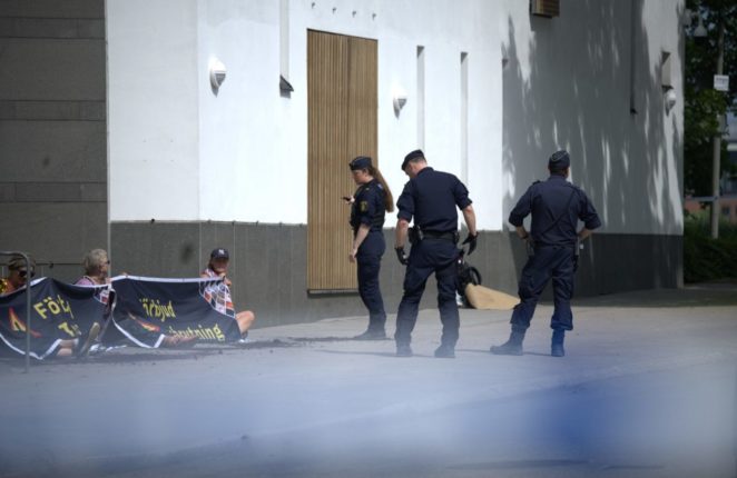 Klimaaktivister tok seg inn i den finske ambassaden, flere pågrepet