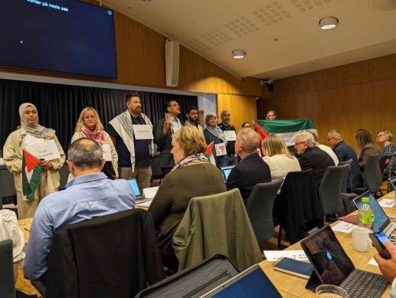 Palestina-aktivister okkuperer bystyremøte i Arendal kommune.