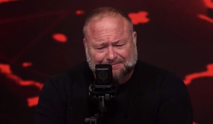 Den dype staten vil stenge Infowars og Alex Jones