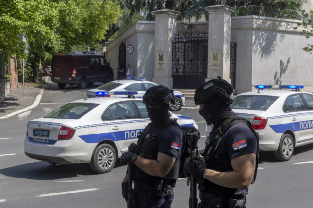 Politimann skutt med armbrøst utenfor den israelske ambassaden i Beograd