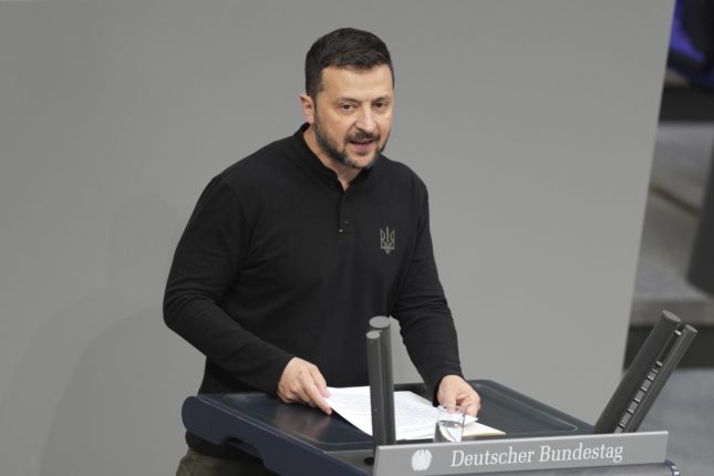 Zelenskyj ber om milliarder til gjen&shy;oppbygging&nbsp;<span>(+)</span>