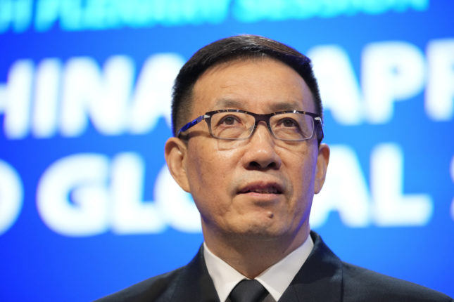 Kinas forsvars&shy;minister truet med å knuse Taiwan