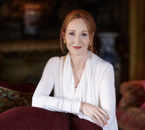 BBC gir pris for årets kvinnelige fotballspiller til en mann; J.K. Rowling raser