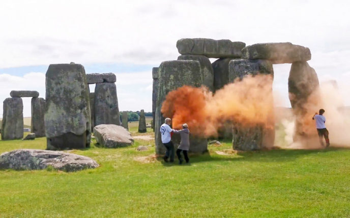 Klima-aktivistene som sprayet ned Stone&shy;henge ifjor, er fri&shy;kjent i retten