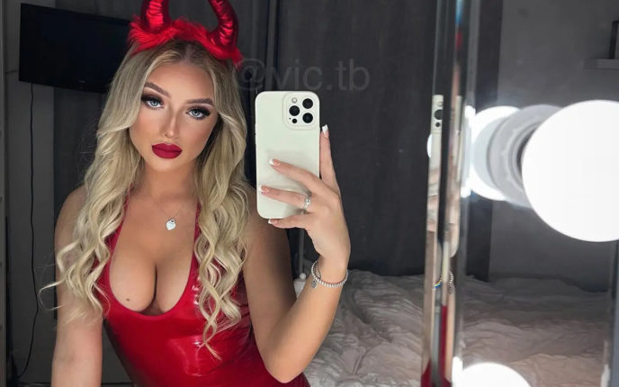 Kvinnen som «milk&shy;shaked» Nigel Farage er en venstre&shy;radikal OnlyFans-modell