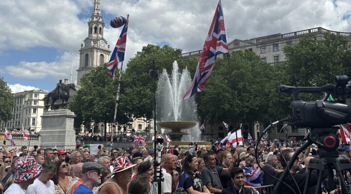 Massivt folkekrav til Nigel Farage: – Det er vi som er velgerne dine