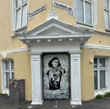 Respektløst Anne Frank-maleri i Bergen ødelagt
