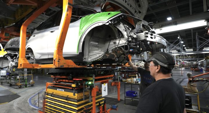 Biden gir General Motors og Stellantis en milliard dollar til elbil-fabrikker