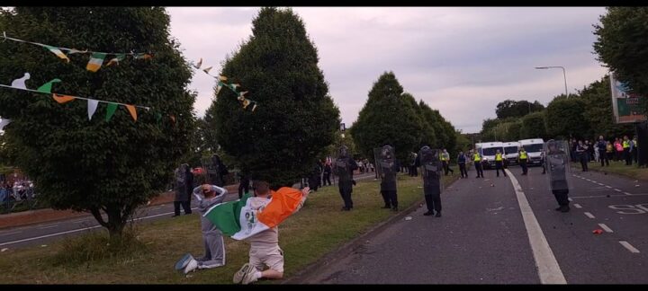 Spent i Irland, voldsomme demon&shy;strasjoner mot inn&shy;vandringen