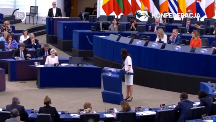 – Von der Leyen, du hører hjemme i fengsel, ikke i EU-kommisjonen!