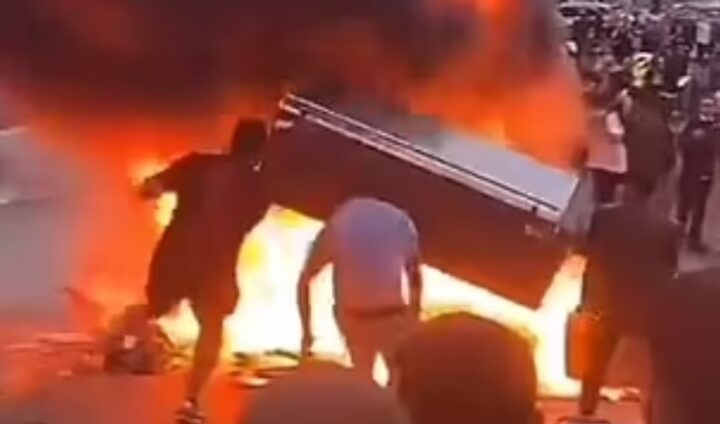 Opptøyer i Leeds; buss i brann og politi som måtte flykte
