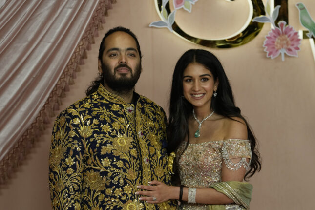 India seiler opp; kjendisene flokker seg til superbryllup