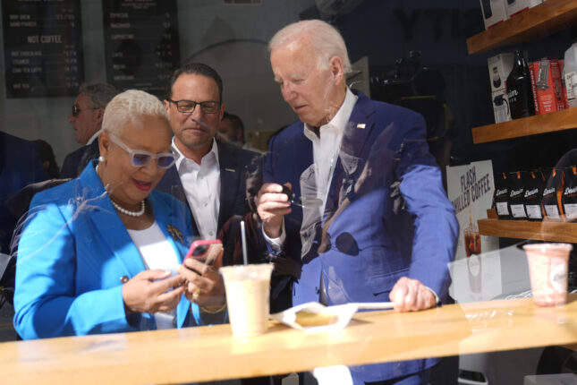 Biden blir guidet som et lite barn