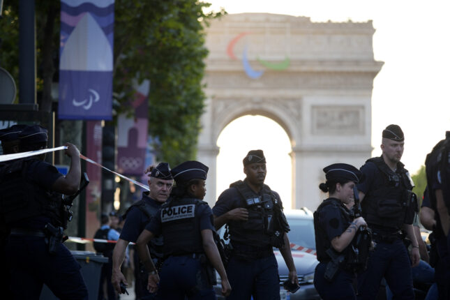 Nok en politi&shy;betjent angrepet med kniv i Paris