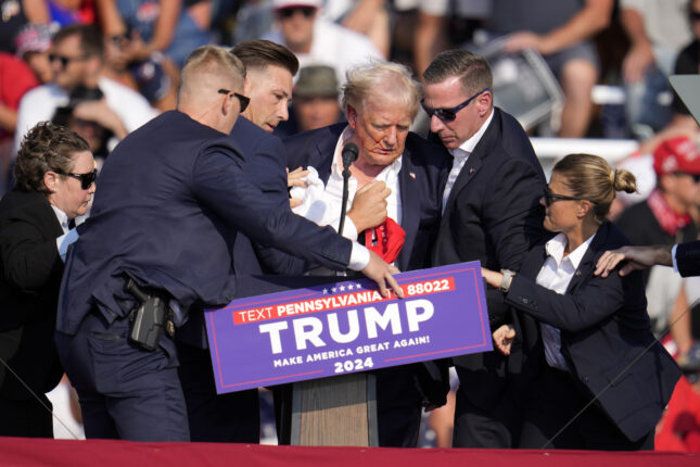 Mens Donald Trump blør fra ansiktet, avfeier CNN det som et «fall på scenen»&nbsp;<span>(+)</span>