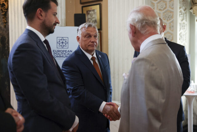 Josep Borrell straffer Orbán for freds&shy;mekling, umyndig&shy;gjør Ungarn