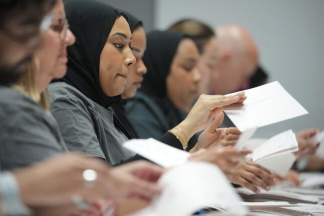 En muslimsk stemmeblokk stikker hodet frem