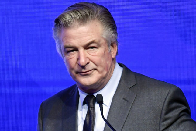 Alec Baldwin møter seg selv i døren