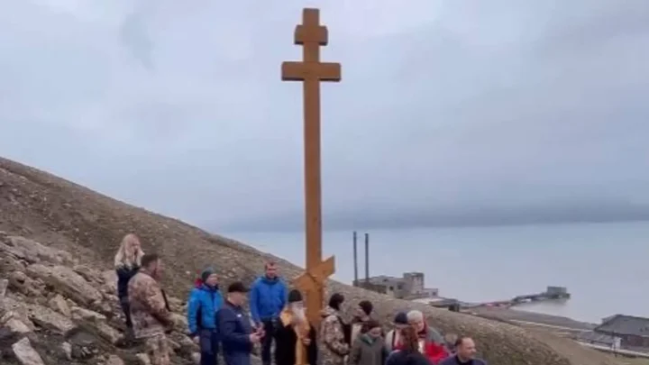 Norge gir etter – russerne får sette opp et sju meter høyt, ortodokst kors i Pyramiden. Og russiske og sovjetiske flagg vaier allerede over øygruppa